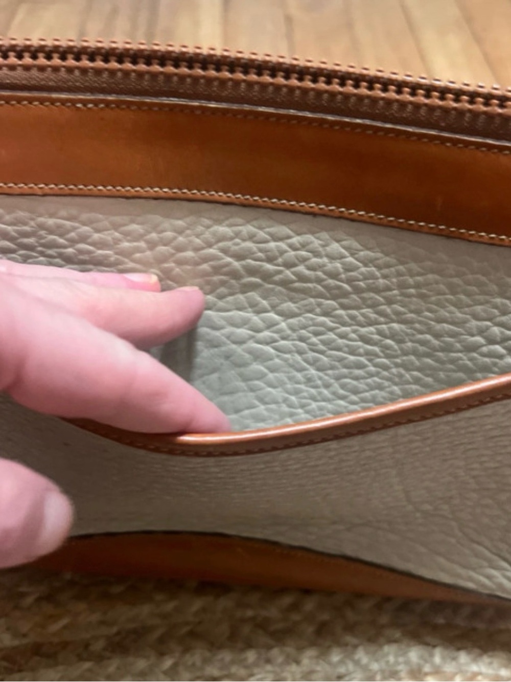 Vintage Dooney & Bourke Tan and Cream Leather Clutch - Picture 5 of 11